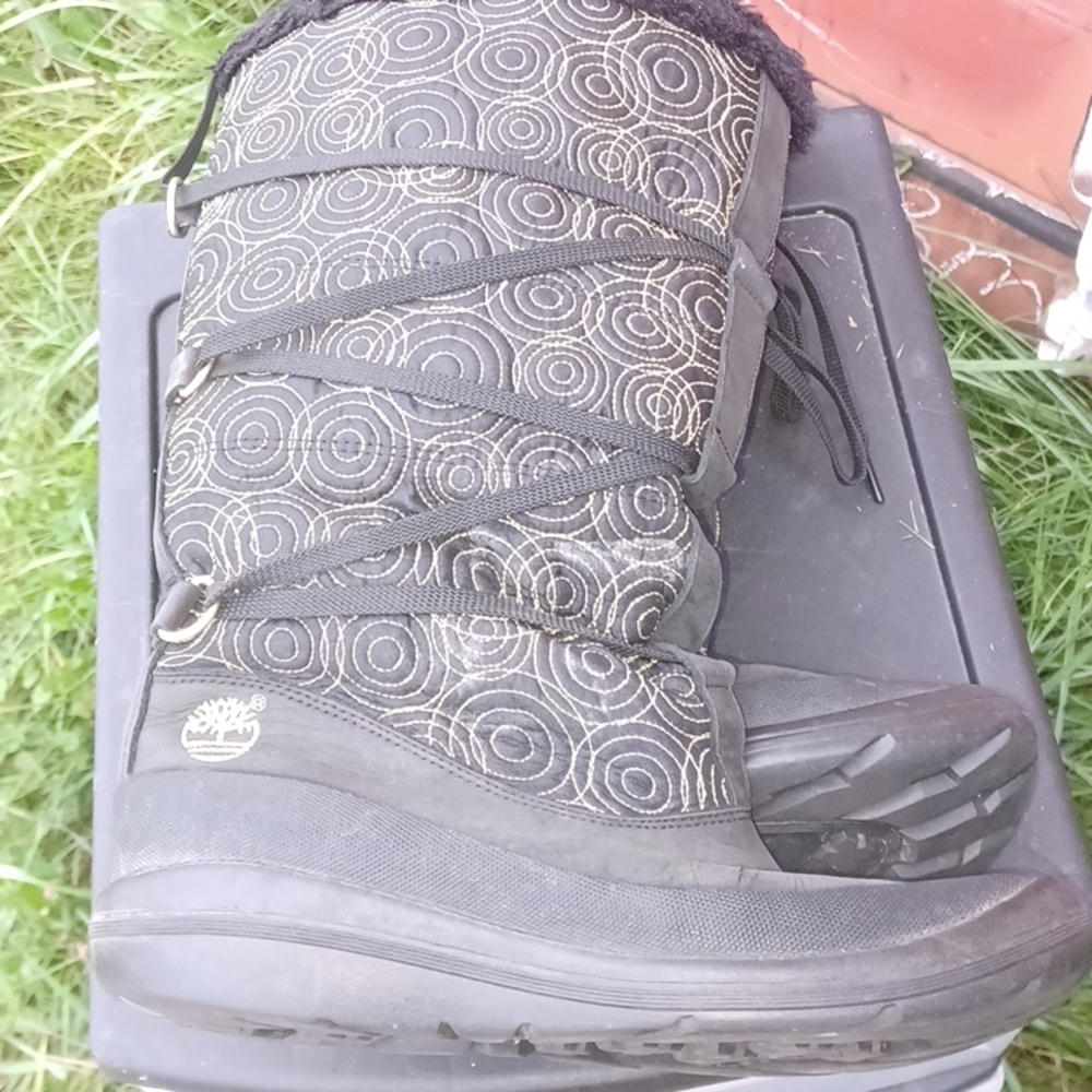 Timberland women's boots with gold threaded design and fur interior 7 M